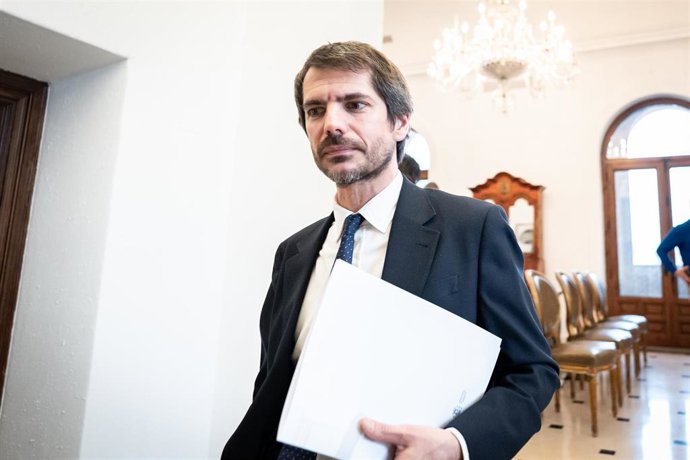 El ministro de Cultura, Ernest Urtasun, a su llegada a una rueda de prensa para anunciar el listado de personalidades y entidades de la cultura que ha propuesto distinguir con la Medalla de Oro al Mérito en las Bellas Artes 2023, en la sede del Minister