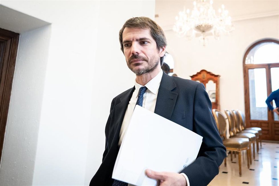El ministro de Cultura, Ernest Urtasun, a su llegada a una rueda de prensa para anunciar el listado de personalidades y entidades de la cultura que ha propuesto distinguir con la Medalla de Oro al Mérito en las Bellas Artes 2023, en la sede del Minister