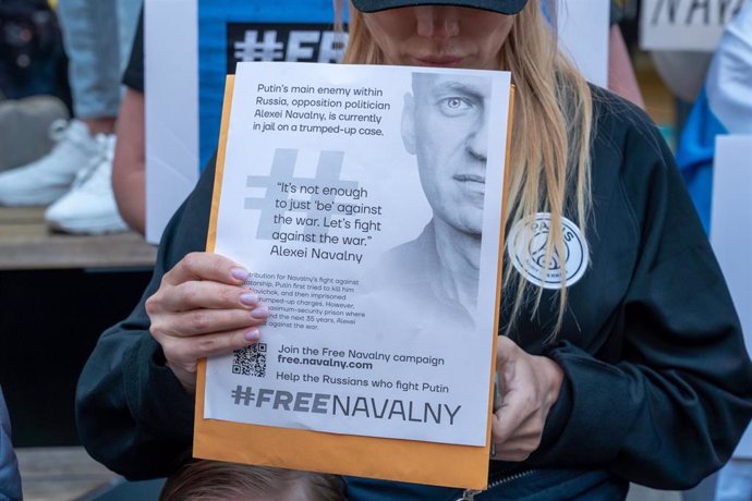 Archivo - Pancarta de apoyo a Alexei Navalni durante una concentración en Nueva York en abril de 2023