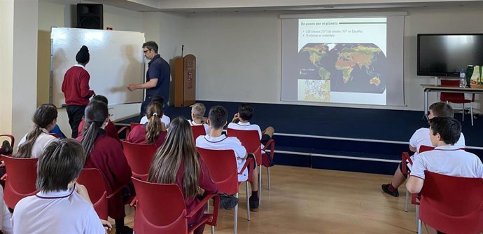 La UA programa 245 actividades de divulgación científica en centros educativos de Alicante con 'La UA va al cole'