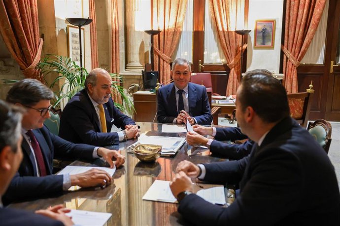 El alcalde de Sevilla, José Luis Sanz, en la reunión mantenida con la Hermandad de la Misión.