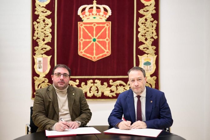 El presidente del Parlamento de Navarra, Unai Hualde, y el rector de la UPNA, Ramón Gonzalo, renuevan el Convenio sobre el Fondo Documental de la Memoria Histórica