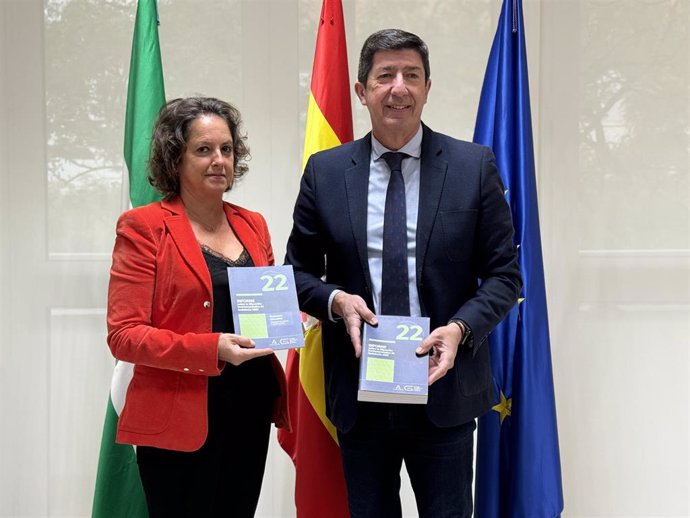 Catalina García recibe de Juan Marín el informe sobre la situación socioeconómica de Andalucía 2022