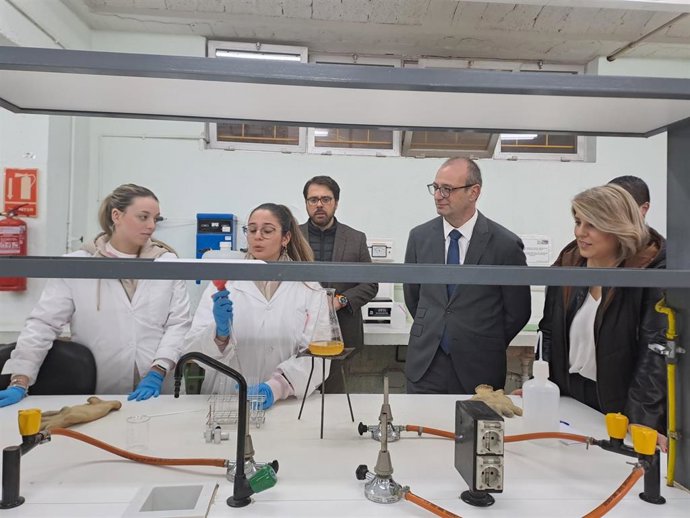 El consejero de Educación, Formación Profesional y Empleo, Víctor Marín, y la alcaldesa de Cartagena, Noelia Arroyo, visitan el Centro Integrado de Formación Profesional Politécnico de Cartagena