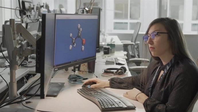 Un científico de Microsoft que trabaja con la plataforma Azure Quantum Elements para identificar materiales potenciales para baterías