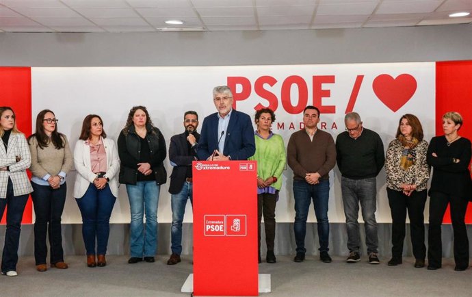 El secretario de Política Municipal del PSOE de Extremadura, Valentín García, ofrece una rueda de prensa, junto a concejales socialistas sobre el sistema de ayuda a domicilio.
