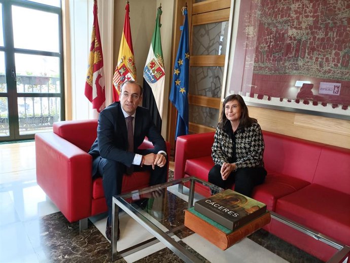 El alcalde de Cáceres, Rafael Mateos, y la directora del Museo Helga de Alvear, la portuguesa Sandra Guimares.