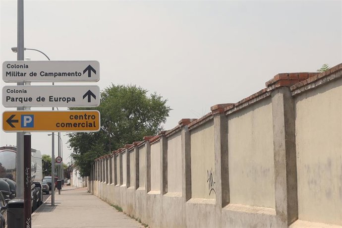 Archivo - Señalización cercana a la Operación Campamento, zona de la A-5