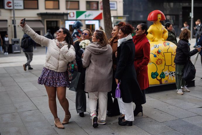 Archivo - Un grupo de personas se hace un selfie con una de las meninas instalada en la plaza de Callao, a 3 de noviembre de 2023, en Madrid (España).