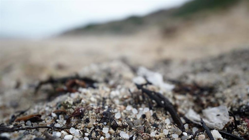 Archivo - Pellets de plástico en la playa de Sabón, a 9 de enero de 2024, en A Coruña, Galicia (España).