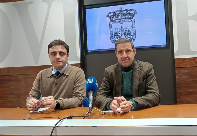 El portavoz del PSOE en el Ayuntamiento de Oviedo, Carlos Fernández Llaneza, y el concejal Javier Ballina en una rueda de prensa.