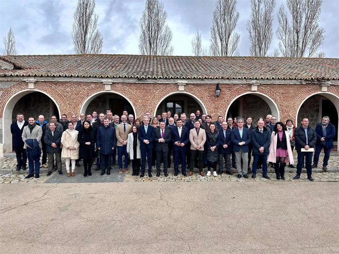 El consejero de la Presidencia, Luis Miguel González Gago, con alcaldes de la provincia de Ávila tras suscribir los convenios del Plan de Expansión Rural del 012