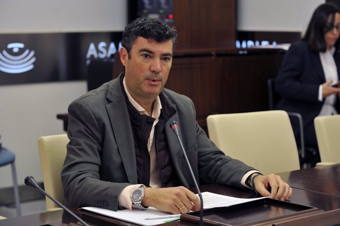 El director general de Movilidad y Transportes de la Junta, Cristóbal Maza Olivera, en una comisión en la Asamblea