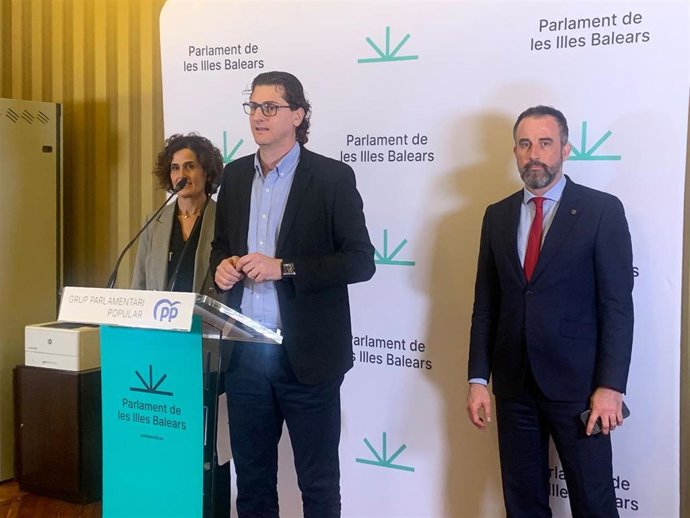 El portavoz del PP en el Parlament, Sebasti Sagreras, junto con otros diputados 'populares' en una rueda de prensa.