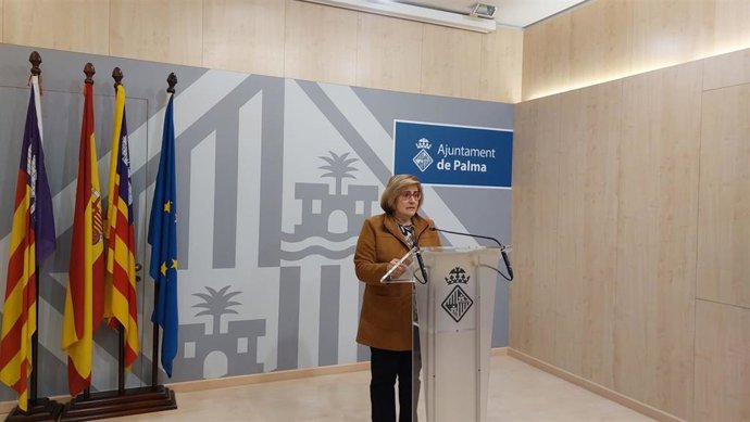 La portavoz del Ayuntamiento de Palma y teniente de alcalde de Hacienda, Función Pública y Gobierno Interior, Mercedes Celeste, en rueda de prensa.
