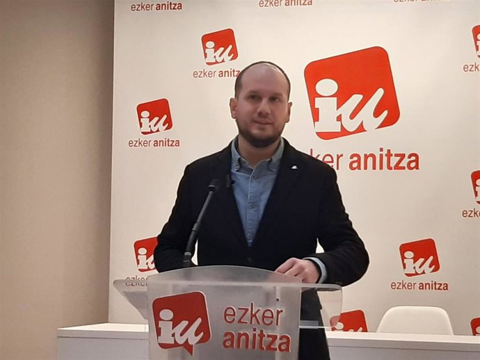 El secretario de Organización de Ezker Anitza-IU, Iñigo Martínez Zatón, en rueda de prensa.