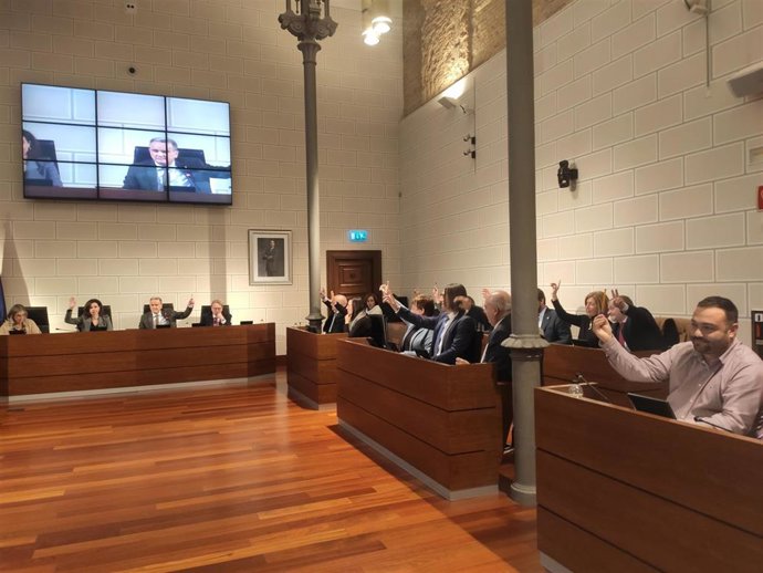 Los diputados de PSOE, En Común-IU y CHA en la Diputación Provincial de Zaragoza (DPZ) votan en contra de la propuesta del grupo popular.