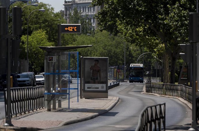 Archivo - El termómetro de una parada de autobús marca 42  C, a 21 de agosto de 2023 