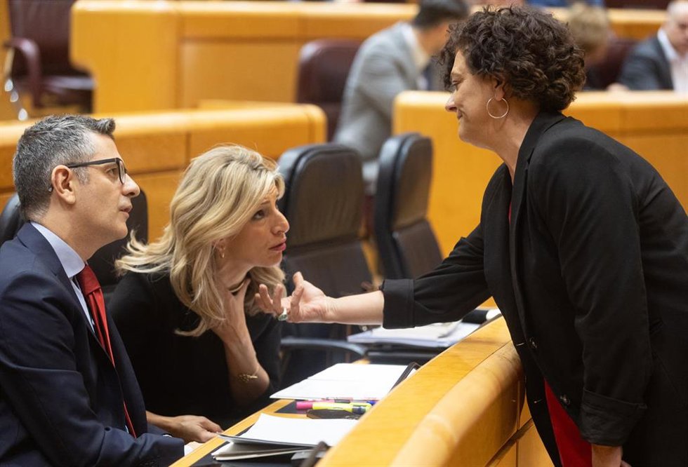 La diputada de ERC PIlar Vallugera saludando al ministro de la Presidencia, Félix Bolaños, y a la vicepresidenta Yolanda Díaz