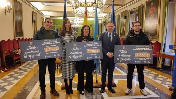 El alcalde Alfredo Canteli y la concejala de Economía, Leticia González, con los ganadores del concurso de iluminación navideña.