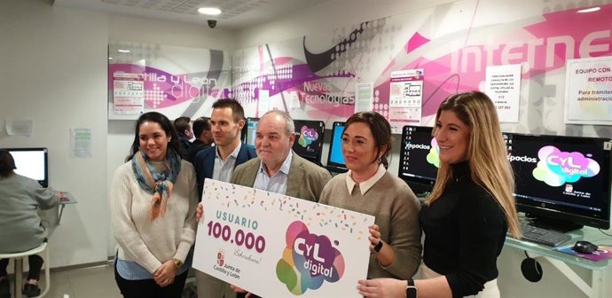 La consejera de Movilidad y Transformación Digital, María González Corral, en un acto celebrando el usuario 100.000 del programa CyL Digital de formación en competencias digitales