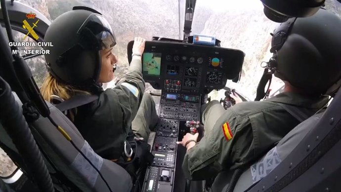 Agentes en helicóptero de la Guardia Civil, durante el dispositivo de búsqueda del menor desaparecido en Sant Lloren.