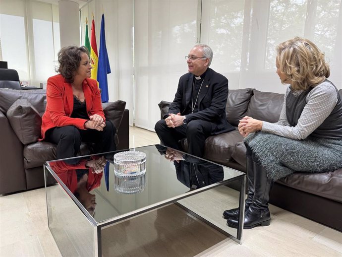 La consejera de Salud y Consumo, Catalina García; el coordinador de la pastoral sanitaria de los Obispos del Sur, Sebastián Chico Martínez, y la viceconsejera de Salud y Consumo, María Luisa del Moral.