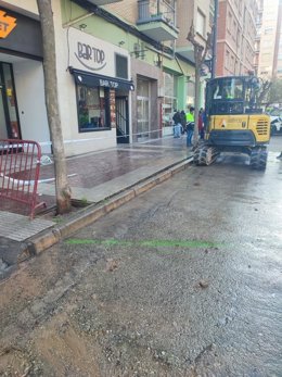 Imagen de los técnicos del Ayuntamiento de Logroño trabajando en uno de los reventones de la calle San Millán