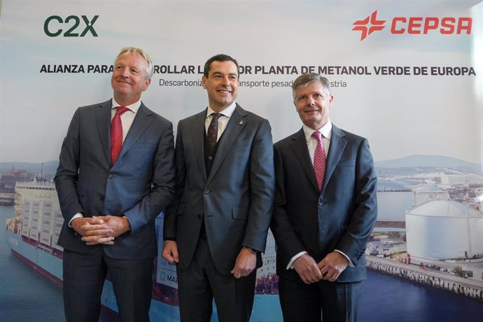 De izquierda a derecha el CEO de Cepsa, Maarten Wetselaar, el presidente de la Junta de Andalucía, Juanma Moreno,  y el CEO de C2X, Brian Davis.