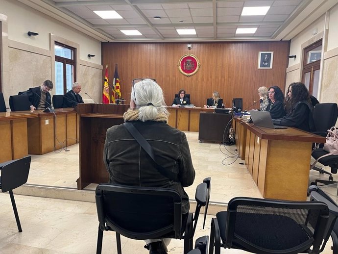 La mujer acusada por un caso de 'timo del amor' en Mallorca, en la Audiencia Provincial. El otro acusado no ha comparecido.