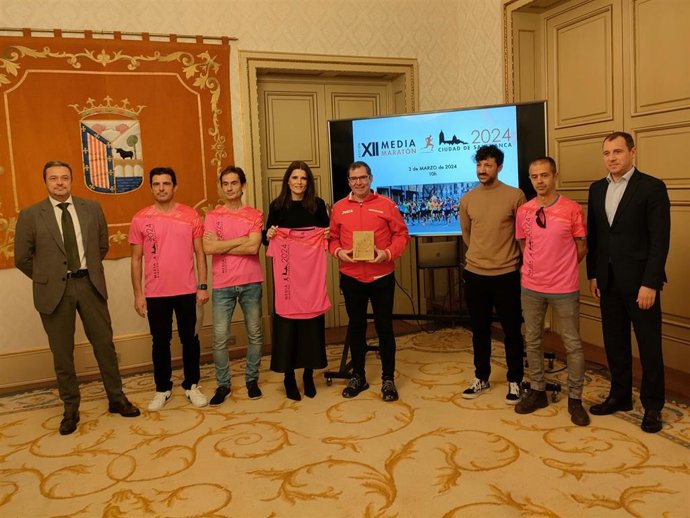 Autoridades, organizadores y patrocinadores de la XII Media Maratón Ciudad de Salamanca
