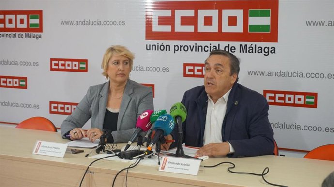 El secretario general de CCOO Málaga, Fernando Cubillo, en rueda de prensa junto a la secretaria provincial de Empleo y Formación, María José Prados.