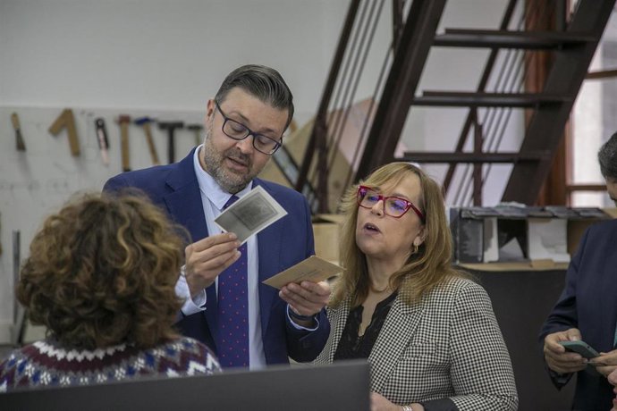 El consejero de Educación, Cultura y Deportes de C-LM, Amador Pastor, durante su visita al Centro de Restauración y Conservación de Castilla-La Mancha.