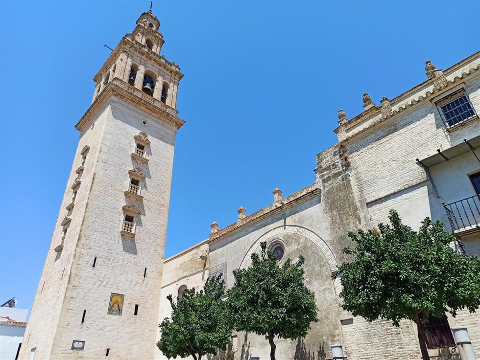 Archivo - Parroquia de nuestra Señora de la Oliva, en Lebrija, uno de los municipios que se beneficiarán de estos incentivos.