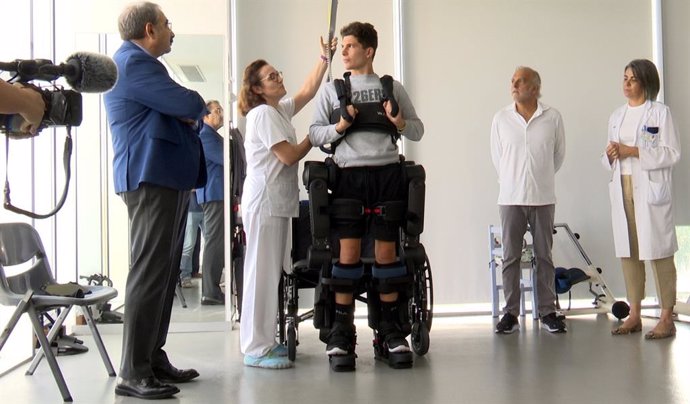 Archivo - Carlos Tatay, paciente del Hospital Nacional de Parapléjicos de Toledo, prueba el exoesqueleto 'Atalante X' donado por la Fundación Aladina.