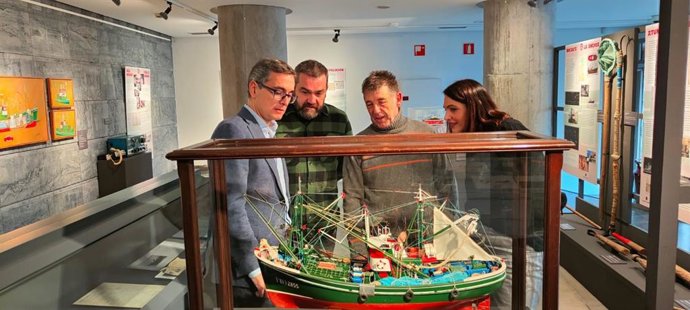 Leixuri Arrizabalaga,  Juan Antonio Apraiz Zallo, Jon Ispizua y Jon Ruigóme, han presentado la exposición temporal 'Nuevo Anchústegui. Gure Señoriti' en el Itsasmuseum de Bilbao.