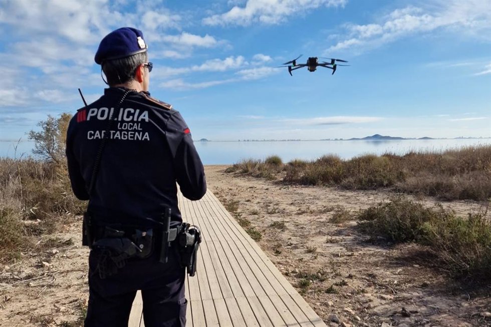 Un agente de la Policía Local de Cartagena maneja un dron