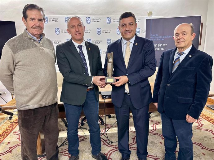 Ell escultor Fausto Blázquez (I); el diputado de Cultura, Javier González; el presidente de la Diputación, Carlos García; y el presidente de la IGDA, Maximiliano Fernández.