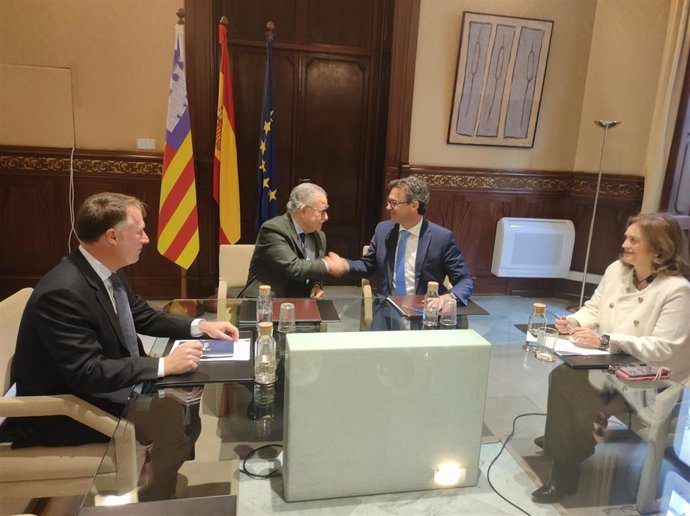 Presidente de ISBA, Eduardo Soriano, y el conseller de Economía, Antoni Costa.