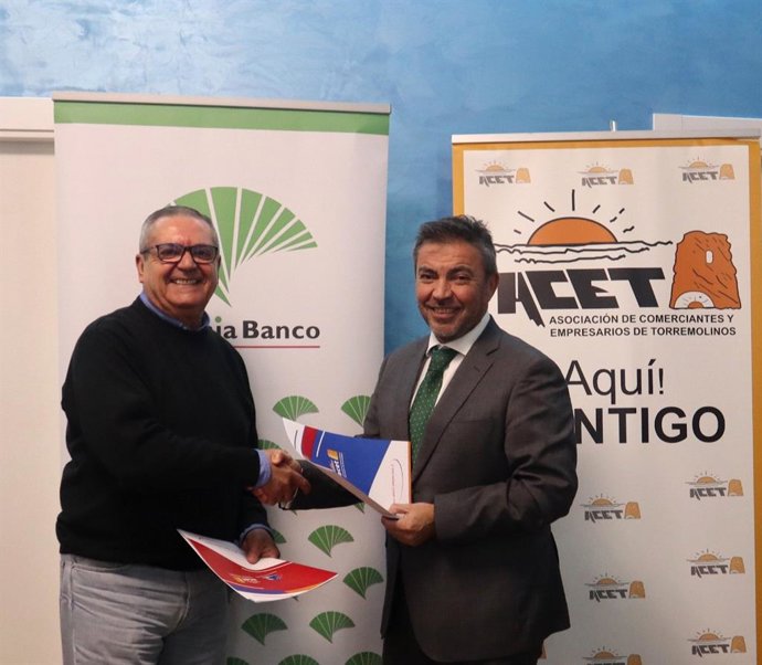 El director de Banca Comercial de Unicaja Banco en Málaga, Francisco José Reguera Nieto, y el presidente de ACET, Juan José Vallejo Martín