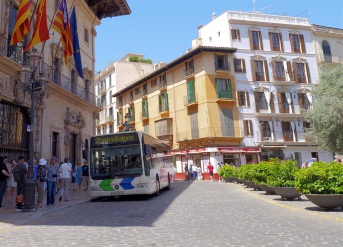 Archivo - Un bus de la EMT circula por el centro de la ciudad.