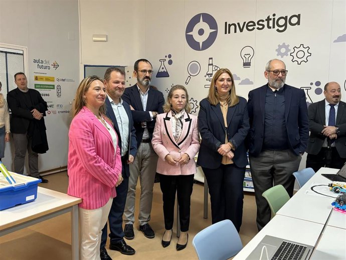 La consejera de Educación asiste a la inauguración del Aula del Futuro en el Centro de Profesores y Recursos de Mérida