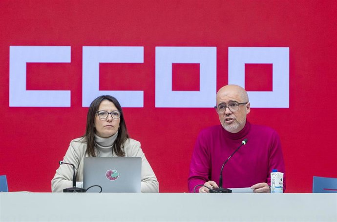 El secretario general de CCOO, Unai Sordo (d) y la secretaria confederal de Comunicación, Empar Pablo Martínez (i), presentan las prioridades y demandas del sindicato para este año 2024, en la sede de CCOO, a 10 de enero de 2024, en Madrid (España).