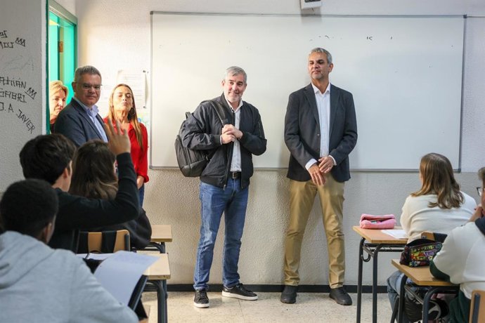 El presidente de Canarias, Fernando Clavijo, este miércoles durante una visita al IES La Isleta