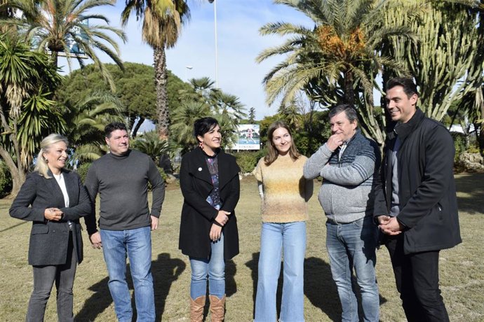La coordinadora provincial de IU, Toni Morillas y la coordinadora de la formación en la Costa del Sol, Victoria Morales, entre otros, en rueda de prensa en Marbella.