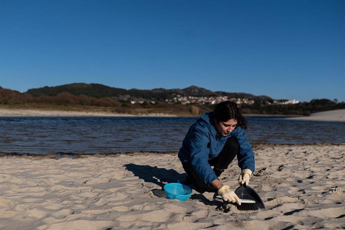 Voluntarios hacen una recogida de pellets de la arena, Galicia, a 7 de enero de 2024