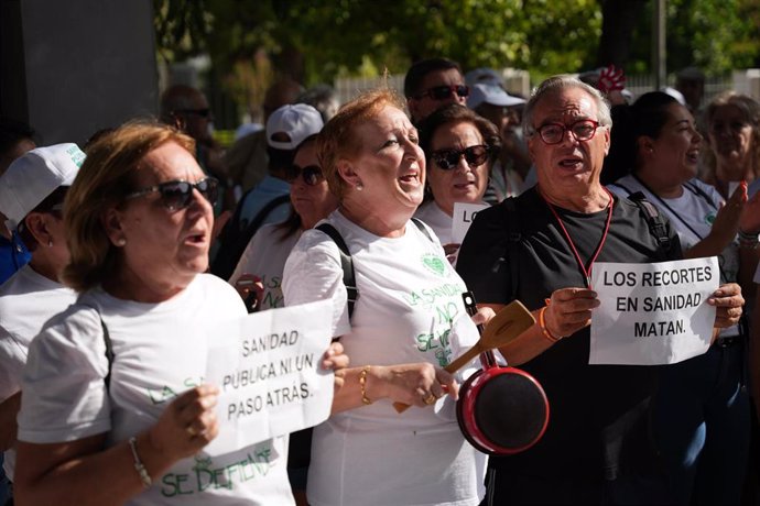 Archivo - Concentración de Marea Blanca en protesta por la situación sanitaria en la Sierra Sur, en foto de archivo.