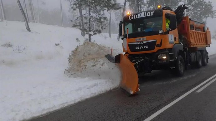 Archivo - Camión en la nieve