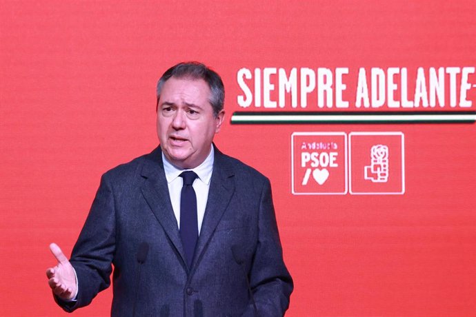 El secretario general del PSOE en Andalucía, Juan Espadas, atiende a los medios de comunicación para tratar temas de actualidad. A 9 de enero de 2024, en Sevilla (Andalucía, España). (Foto de archivo).