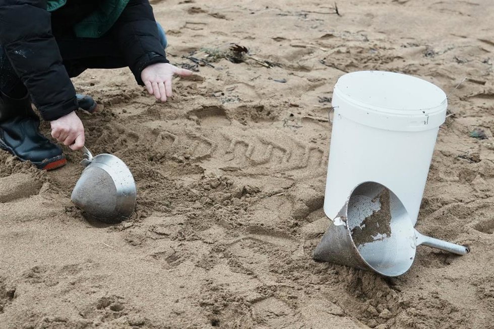Archivo - Recoge pélets en la playa de La Arena, en Muskiz (Bizkaia)